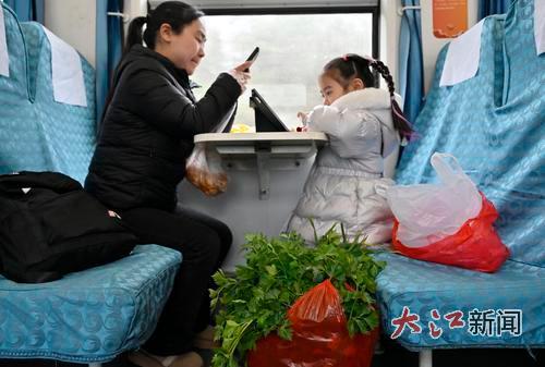 6025/6次公益小慢车上，带着蔬菜出行的旅客