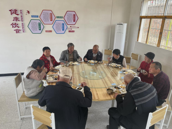 肇陈镇大林村“一老一小”幸福院，老人们正在就餐