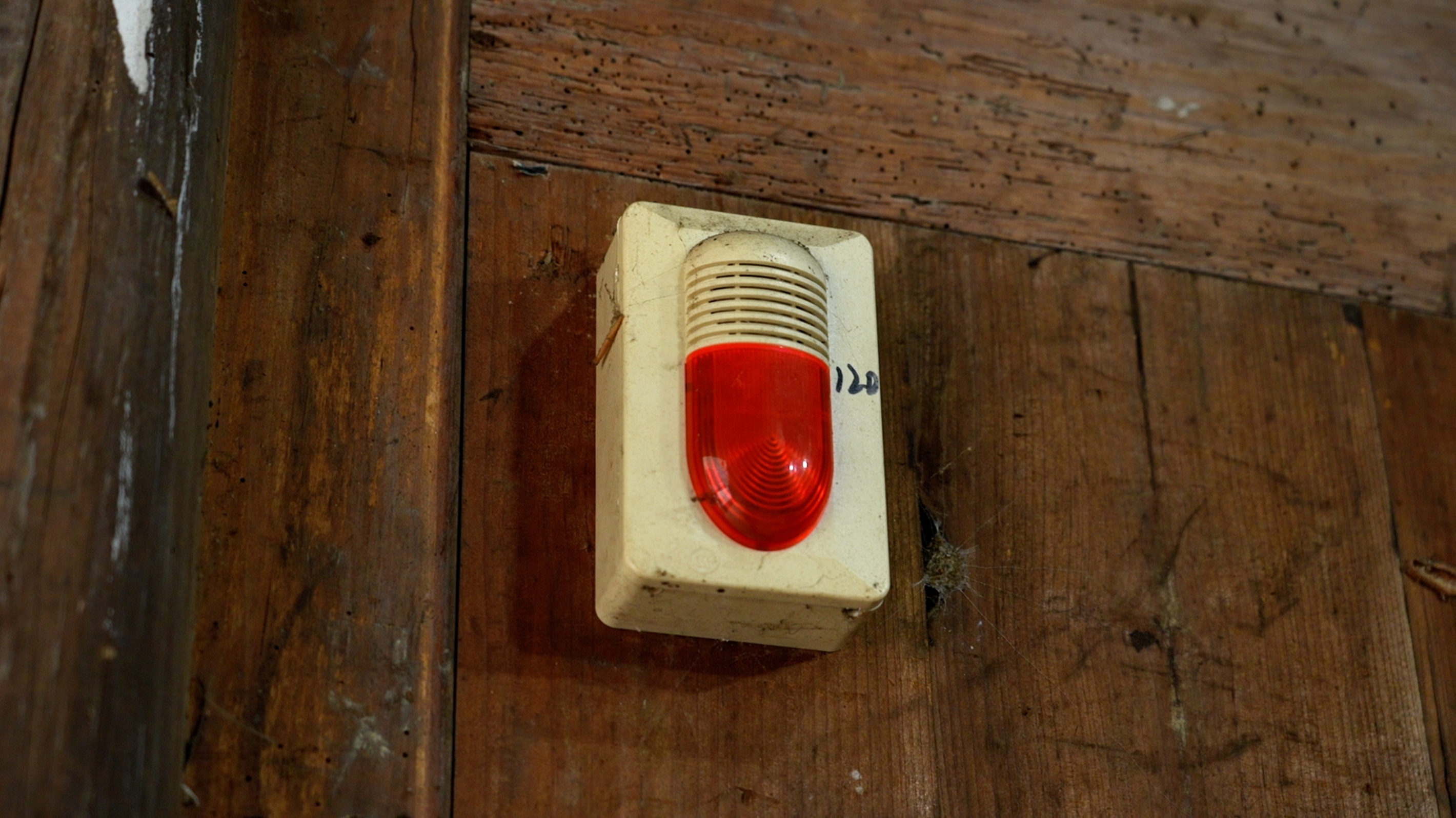 《穿越古今的应急智慧》走进恩施彭家寨 揭秘土家吊脚楼中的应急安全智慧