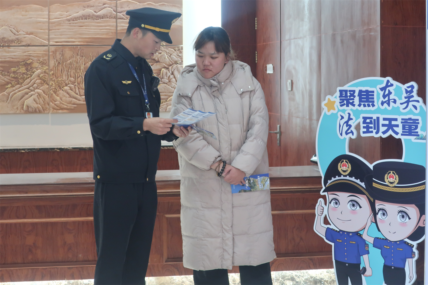 鄞州：年味渐浓 “执法蓝”暖心守护祈福路