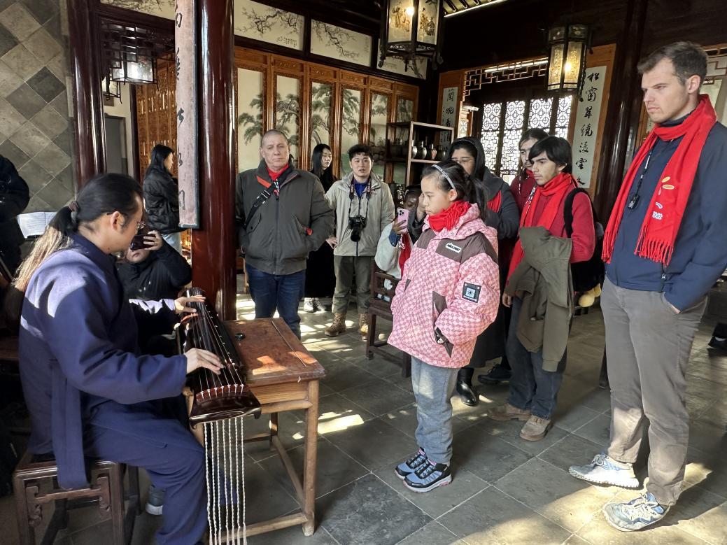 外籍人才欣赏古琴演奏