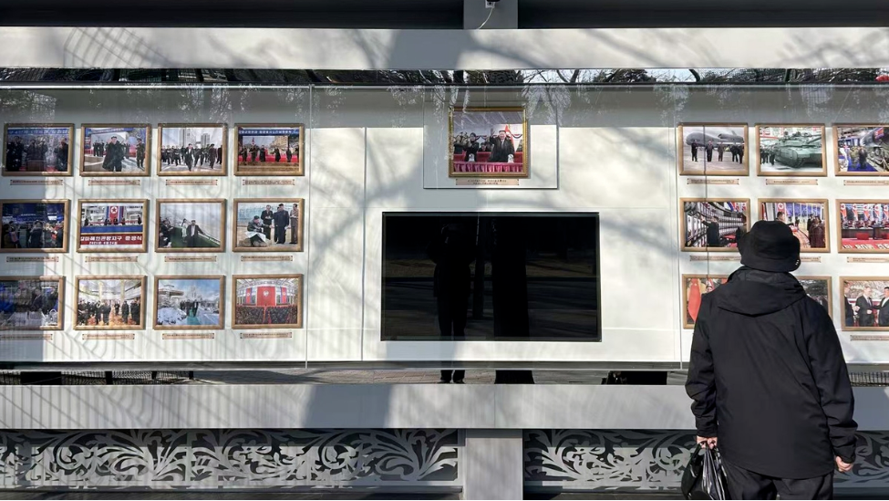 金正恩父女合影首次C位亮相朝鲜驻华使馆公告栏