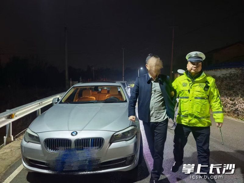 长沙公安交管支队望城大队高塘岭中队酒驾查获现场。