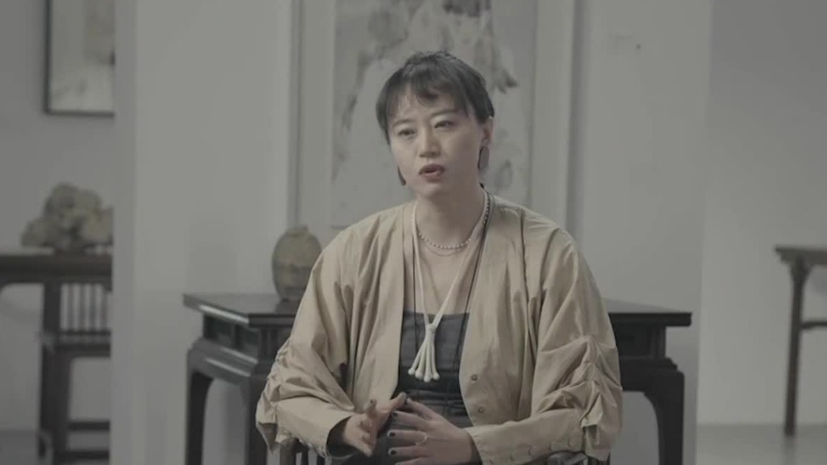 受到西方的影响，岳小飞的绘画风格脱离古典仕女图风貌，更追求本能的表达