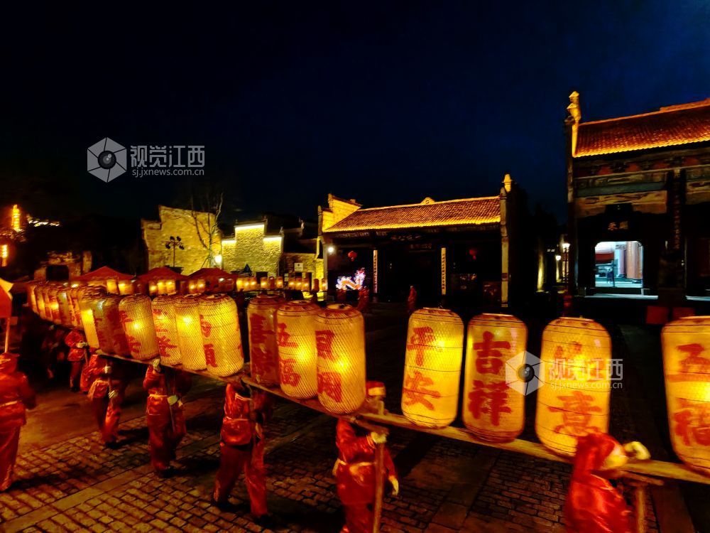 江西分宜：百米板凳龙闹新春（图）