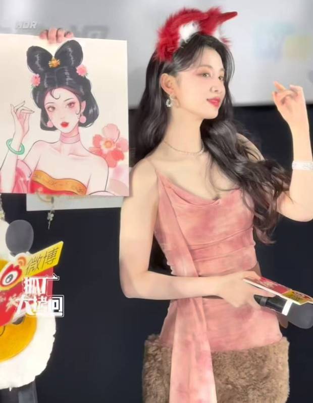 王楚然眼神温柔又勾人。