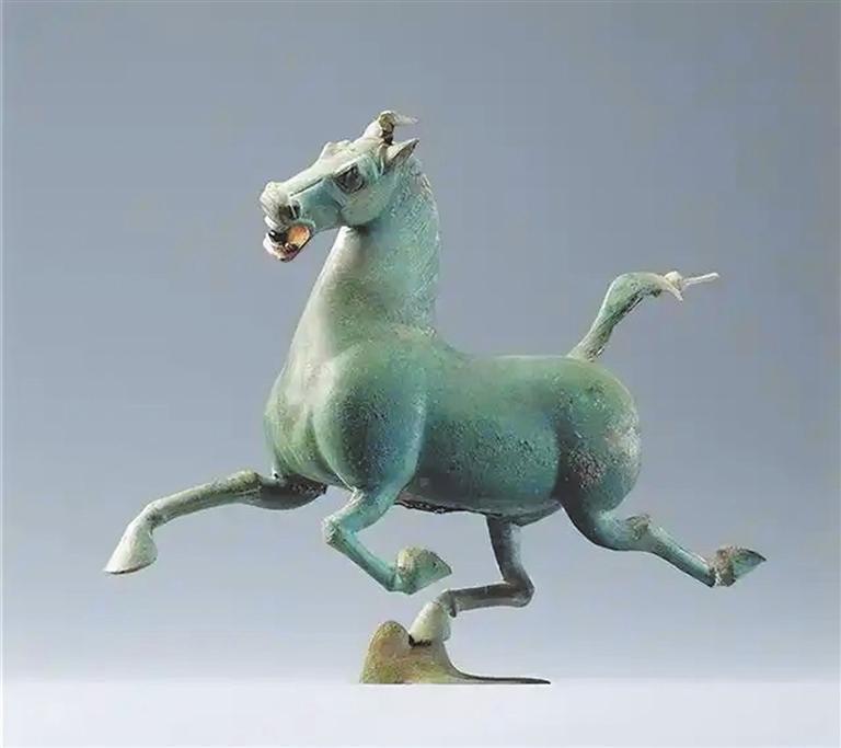 黑漆古铜锈是氧化铜、硫化铜及氧化亚锡等合金成分在氧化过程中形成的“包浆”