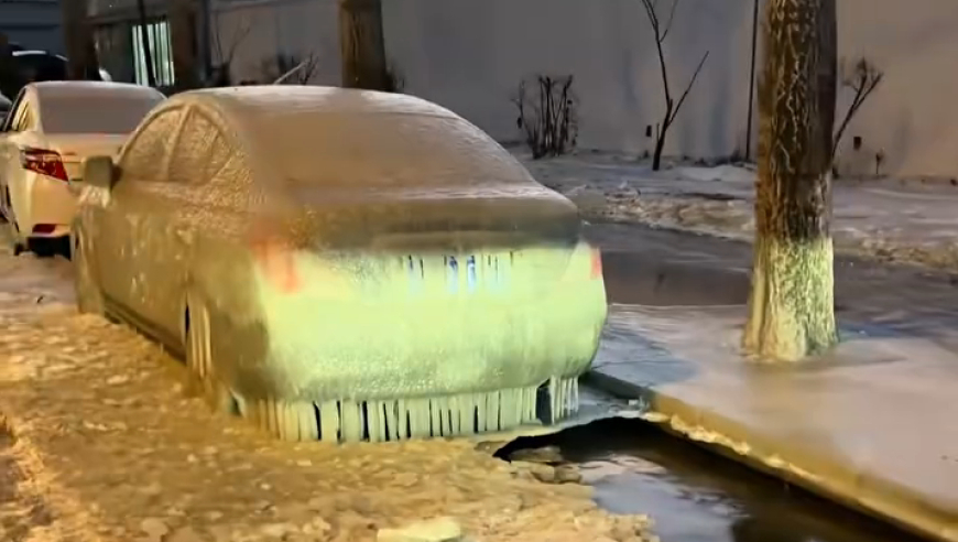 长春街头多辆汽车 遭厚重冰层包裹成“冰糖葫芦”车主菜刀锤子齐上阵试图破冰开车门 网友：这是真的冻结资产