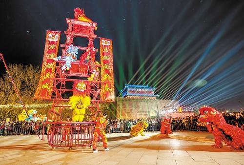 2月10日，秦皇岛市山海关古城年博会拉开帷幕，为市民和游客奉上传统韵味与现代活力兼备的新春文化盛宴。 本报记者 赵杰摄