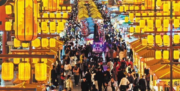 夜幕下人头攒动的甘肃敦煌夜市 本报记者 陈发明 摄