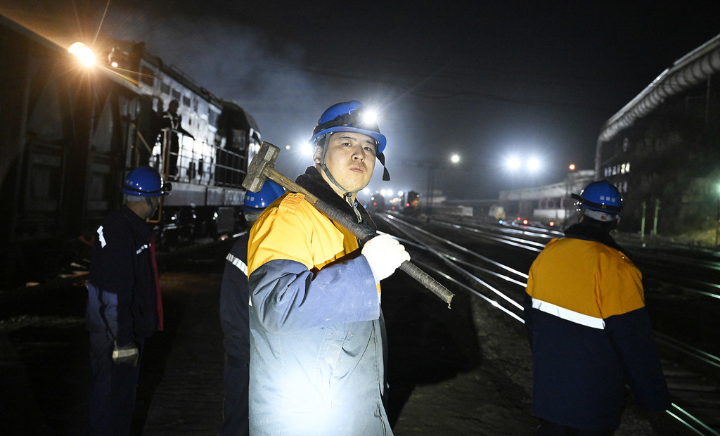 2月10日，孔明烨和工友带着检测工具，走向作业区域。