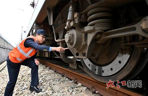 向塘机务段司机朱峻进行开车前的准备工作