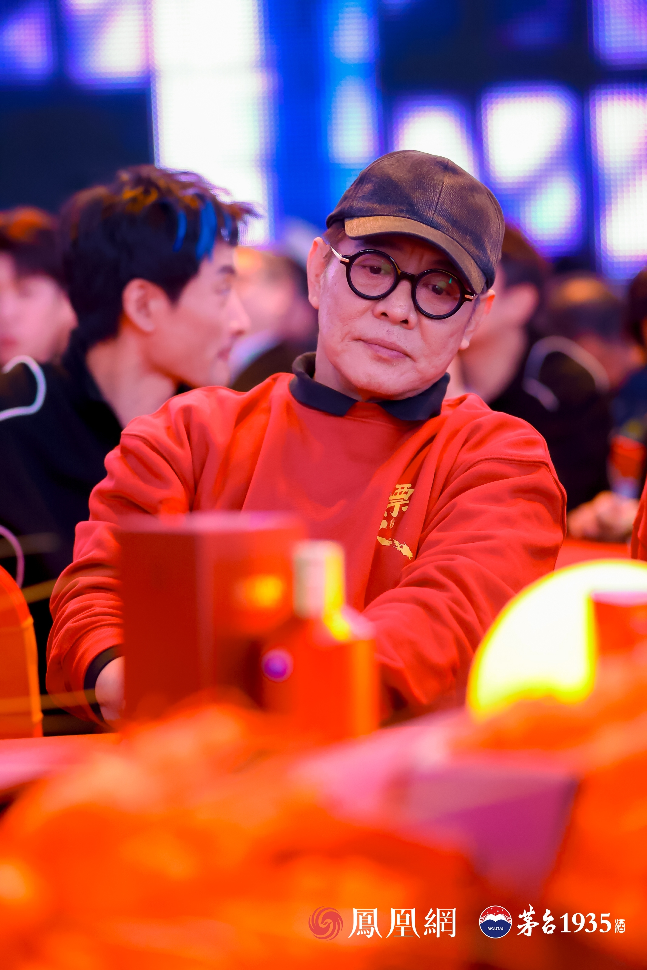 李连杰台下就座，专注凝神认真倾听。