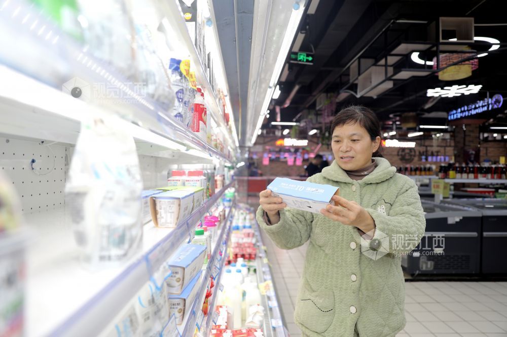 2026年2月13日,江西省吉安市峡江县一大型商超内,市民在选购年货。