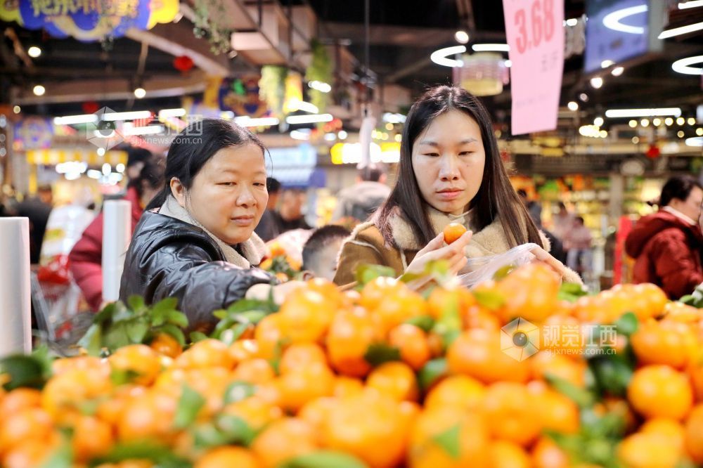 2026年2月13日,江西省吉安市峡江县一大型商超内,市民在选购年货。