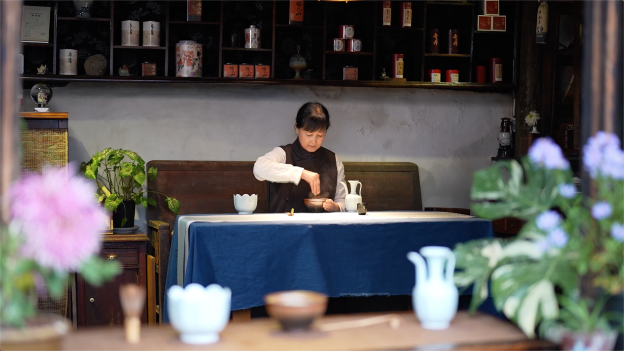 古城记忆茶舍主理人、非遗宋代点茶第21代第180位传人卢华制作点茶