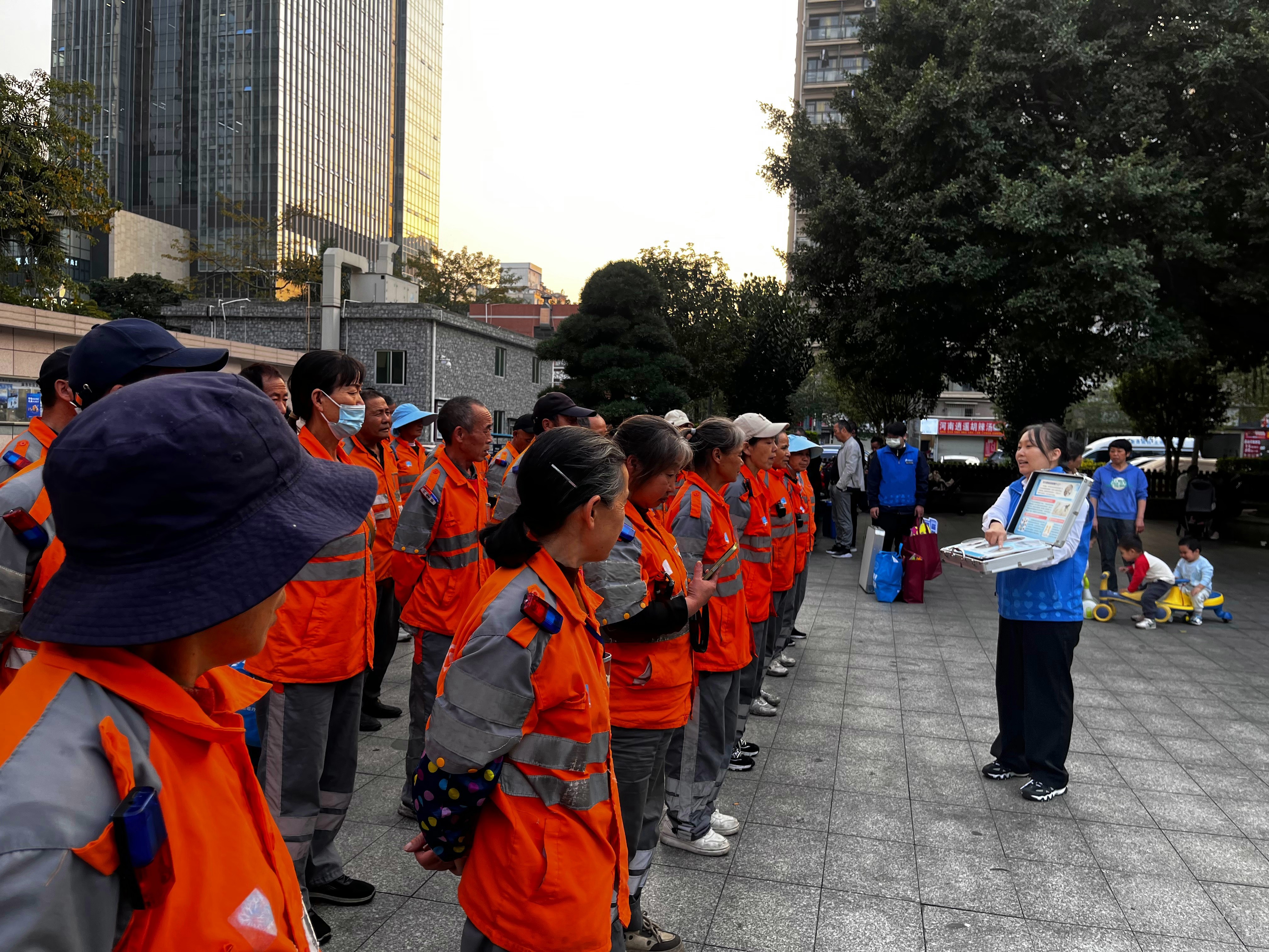 禁毒帮扶深入环卫工人队伍,西乡街道打造社区禁毒“移动探头”