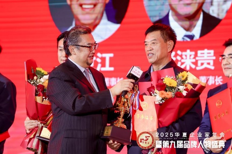 修正药业集团董事长修涞贵接受主持人现场采访发表感言