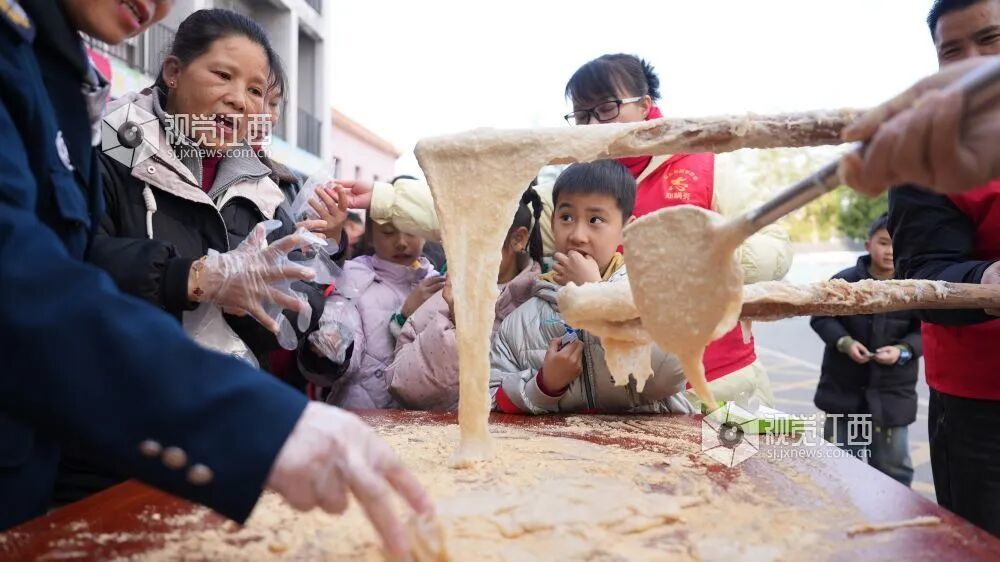 资料图,江西省吉安市永丰县恩江镇金香社区居民打糍粑,“打”出了记忆深处的年味儿。袁雪彬 摄