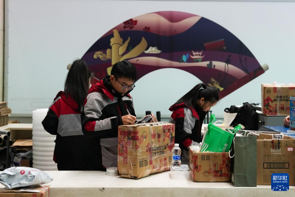 2月9日，快递员在长沙南站整理旅客快递件。新华社记者 陈振海 摄