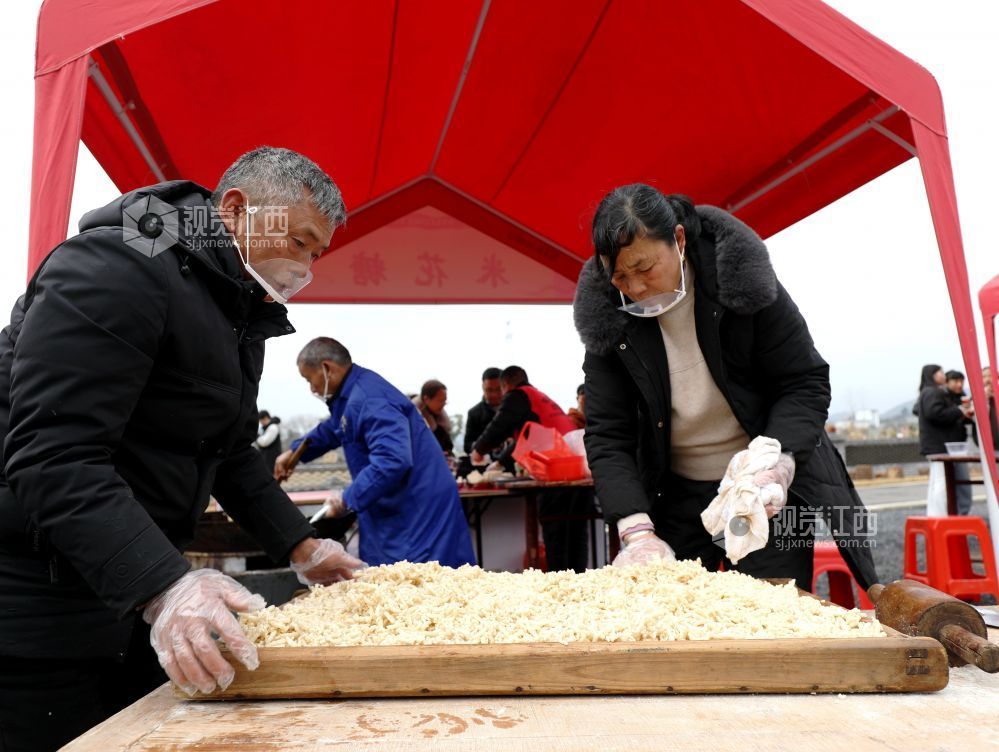江西分宜：炸丸子切米糖 烟火气里迎新春（图）