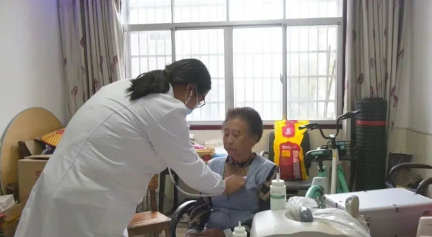 河洑镇洪流闸村村民谢爱华：“有时候不方便我就给她（村医）打电话，她（村医）就开车给我把药送到家里，还给我量血压，确实蛮贴心。”