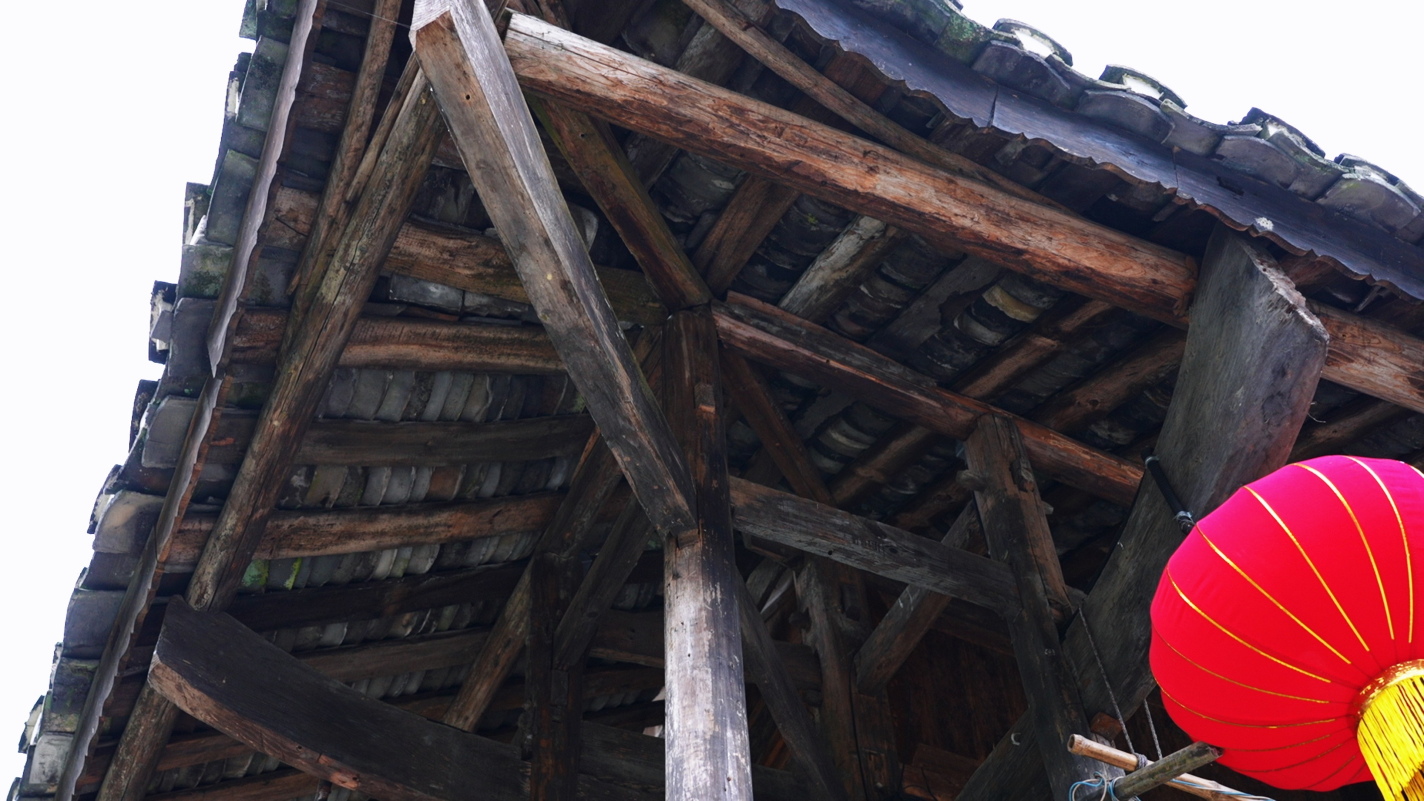 《穿越古今的应急智慧》走进恩施彭家寨 揭秘土家吊脚楼中的应急安全智慧