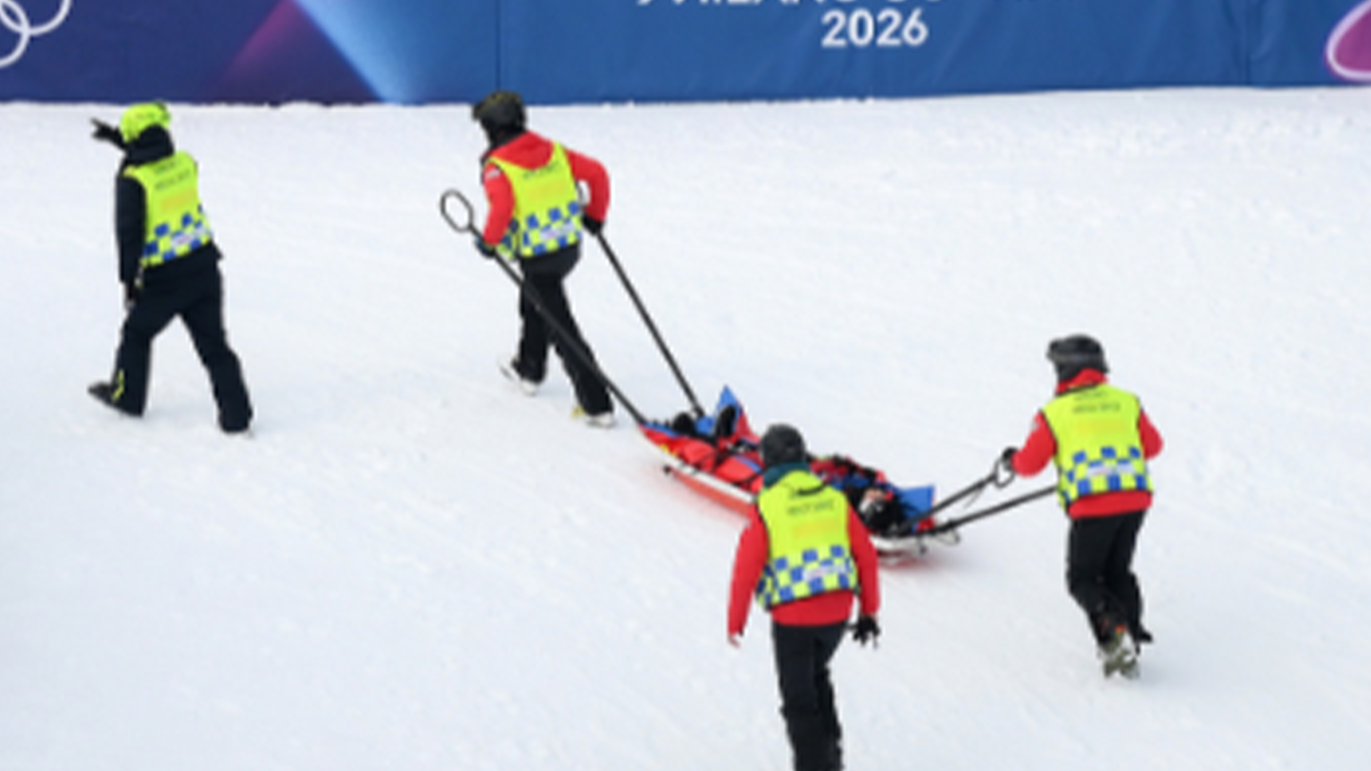 愿平安无碍！冬奥会上中国选手刘佳宇摔倒受伤，被抬离现场，医务人员：目前意识清醒