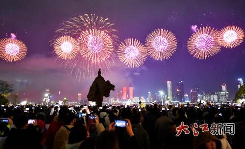 2025年南昌市迎春烟花晚会现场。全媒体记者王祺摄