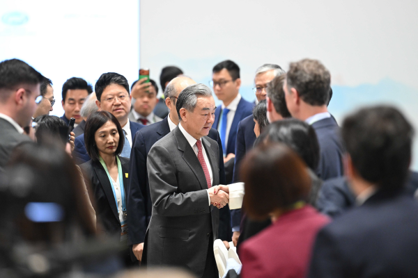 王毅出席2026年亚太经合组织第一次高官会开幕式