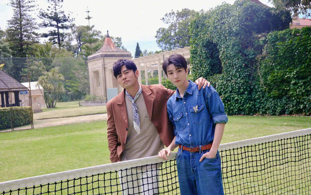 据悉，周杰伦曾与王俊凯合作单曲《剩下的盛夏》，并在《周游记》等节目中多次同框。2025年巴黎生日现场，王俊凯还与林俊杰一同为周杰伦弹唱生日歌、送上实体蛋糕，关系超好。