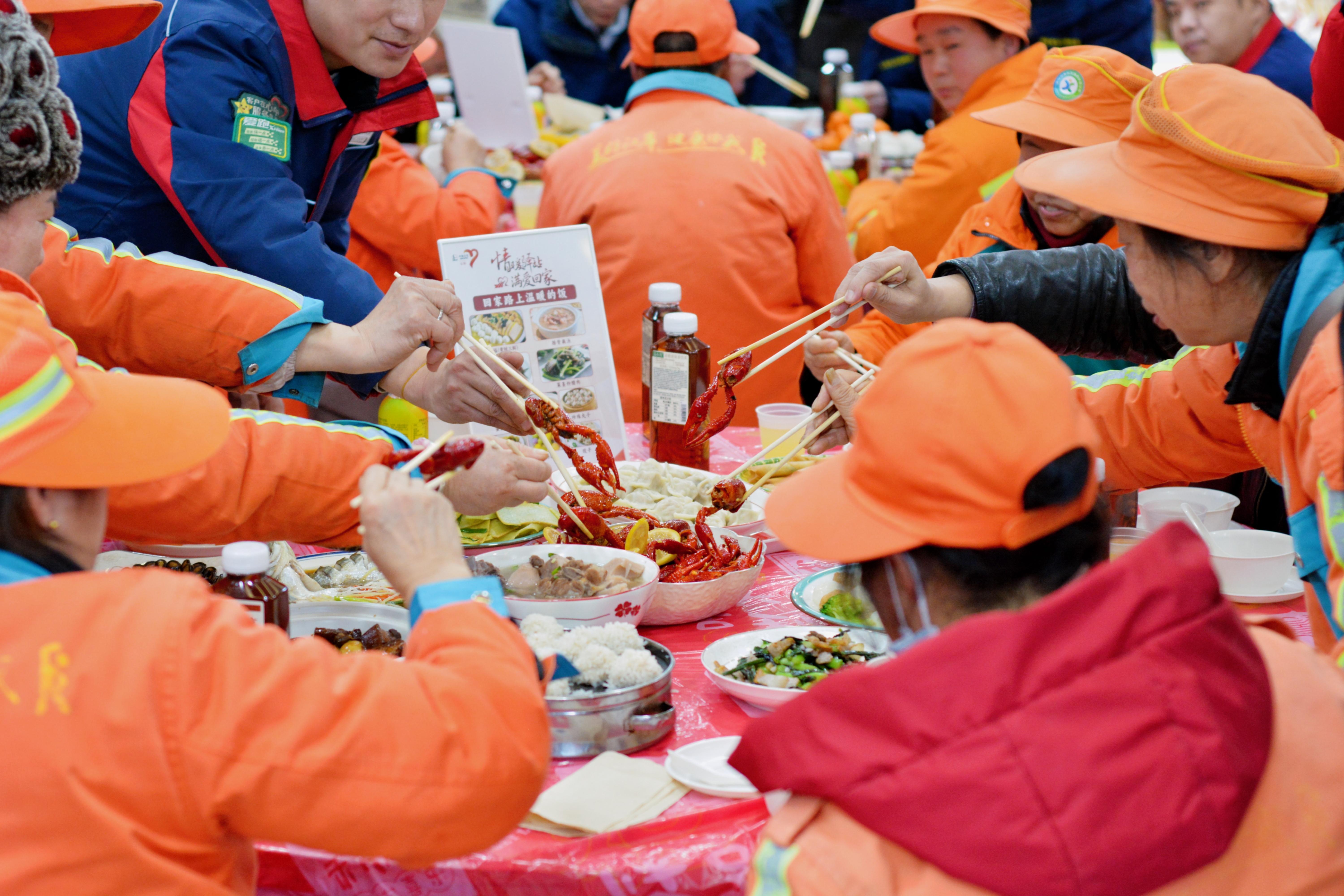 一顿停驻在加油站的团年饭：潜江龙虾与他们的红火小年