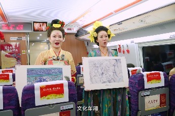 “天马贺岁”伴归途　敦煌石窟艺术“驶”上高铁