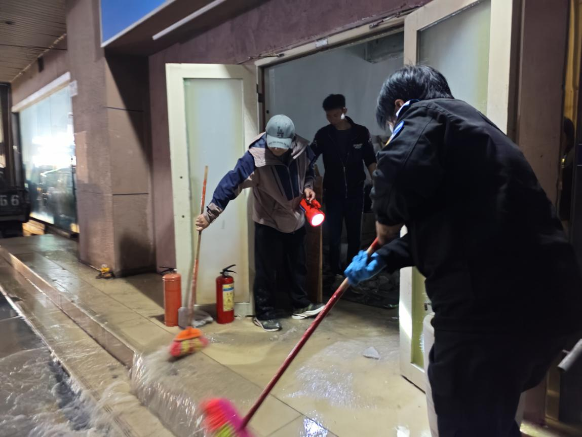 多方协助清理现场