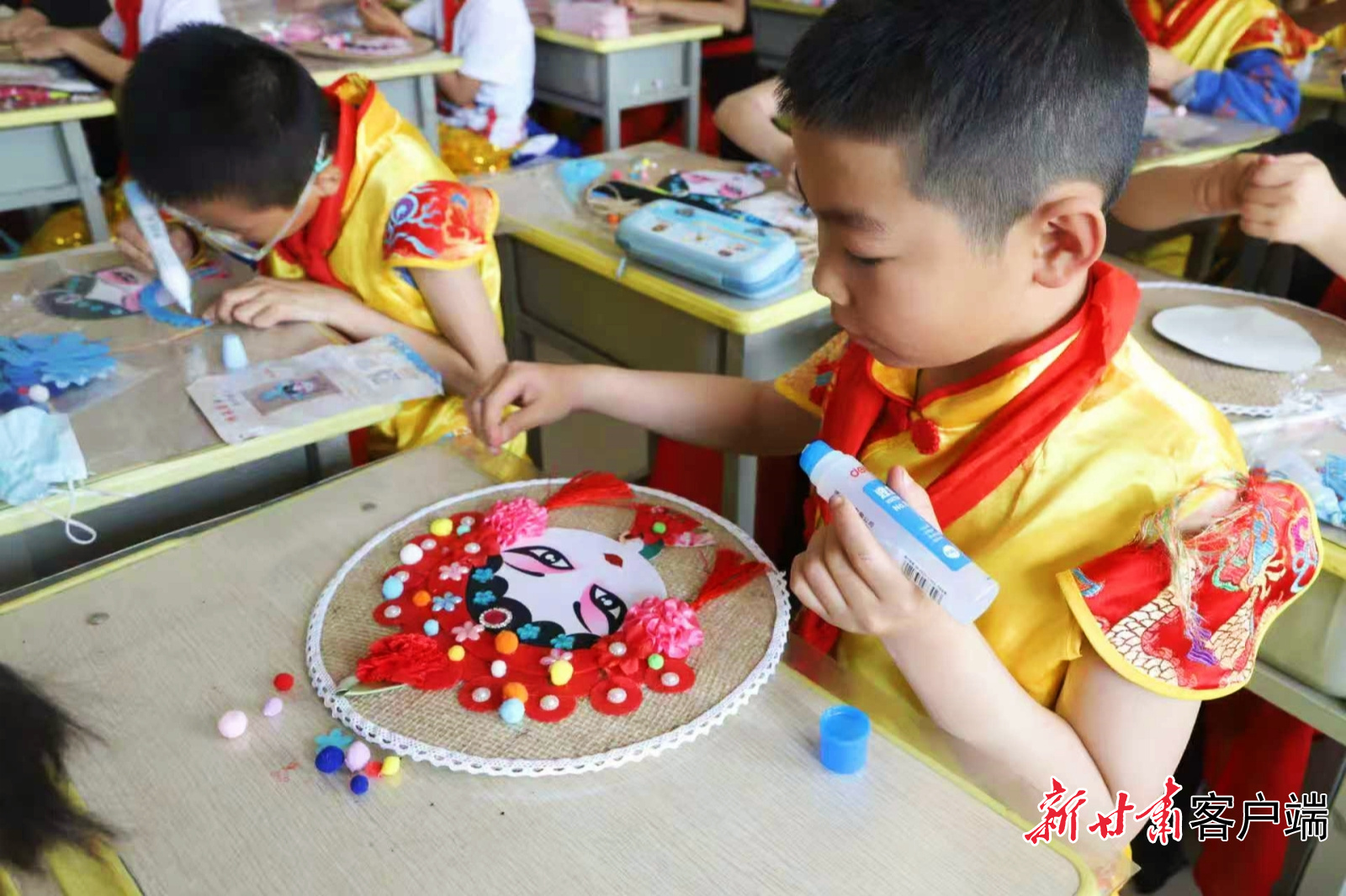 民乐县洪水镇新丰小学学生们在制作戏曲脸谱