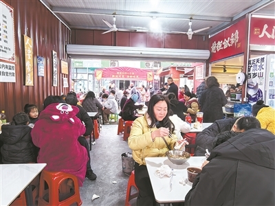 市民游客在早酒店铺吃饭