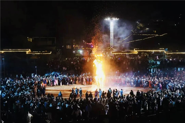 甘肃第一春：文县第一抹油菜花　与冰瀑共舞