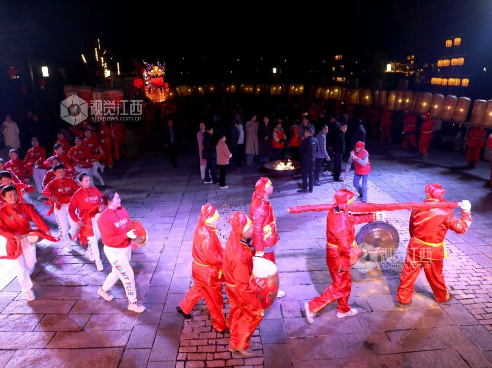 江西分宜：百米板凳龙闹新春（图）