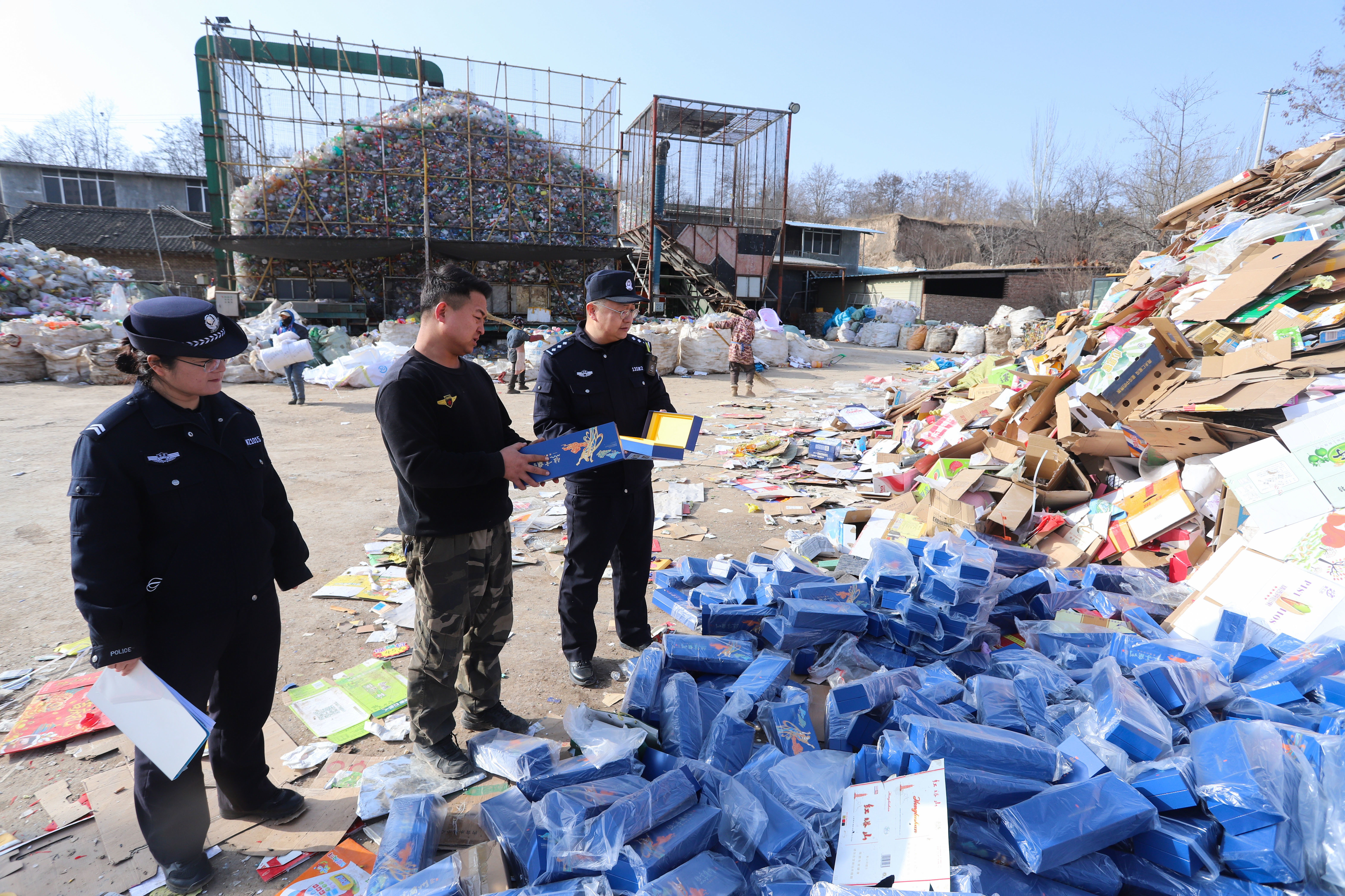图1为民警深入辖区废品回收站开展安全大检查(崆峒区融媒体中心供图).jpg