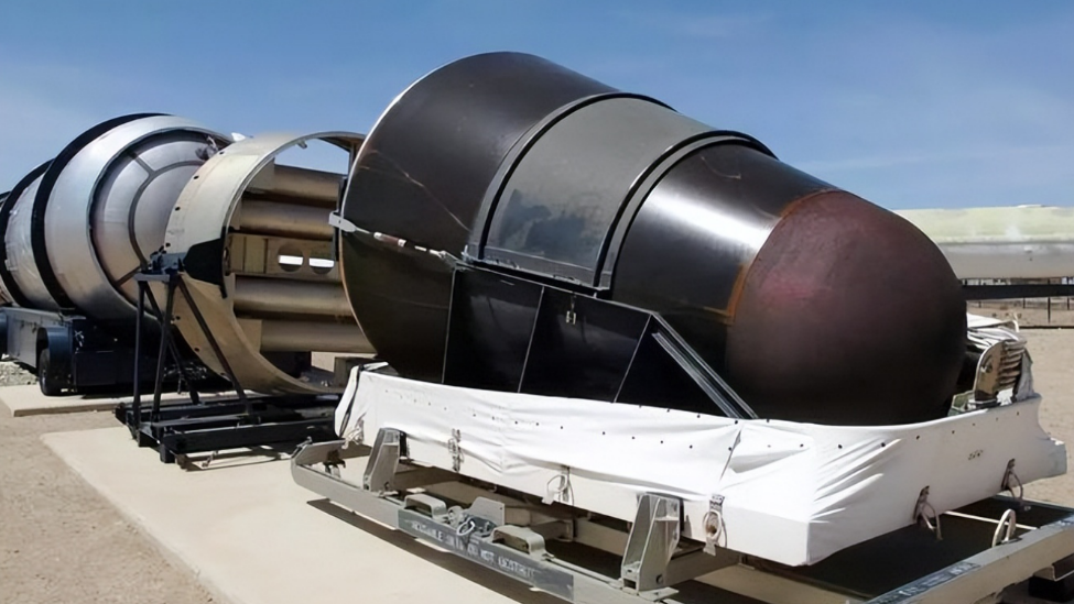 俄美两国于2010年签署《新削减战略武器条约》，旨在限制两国部署的核弹头和载具数量。