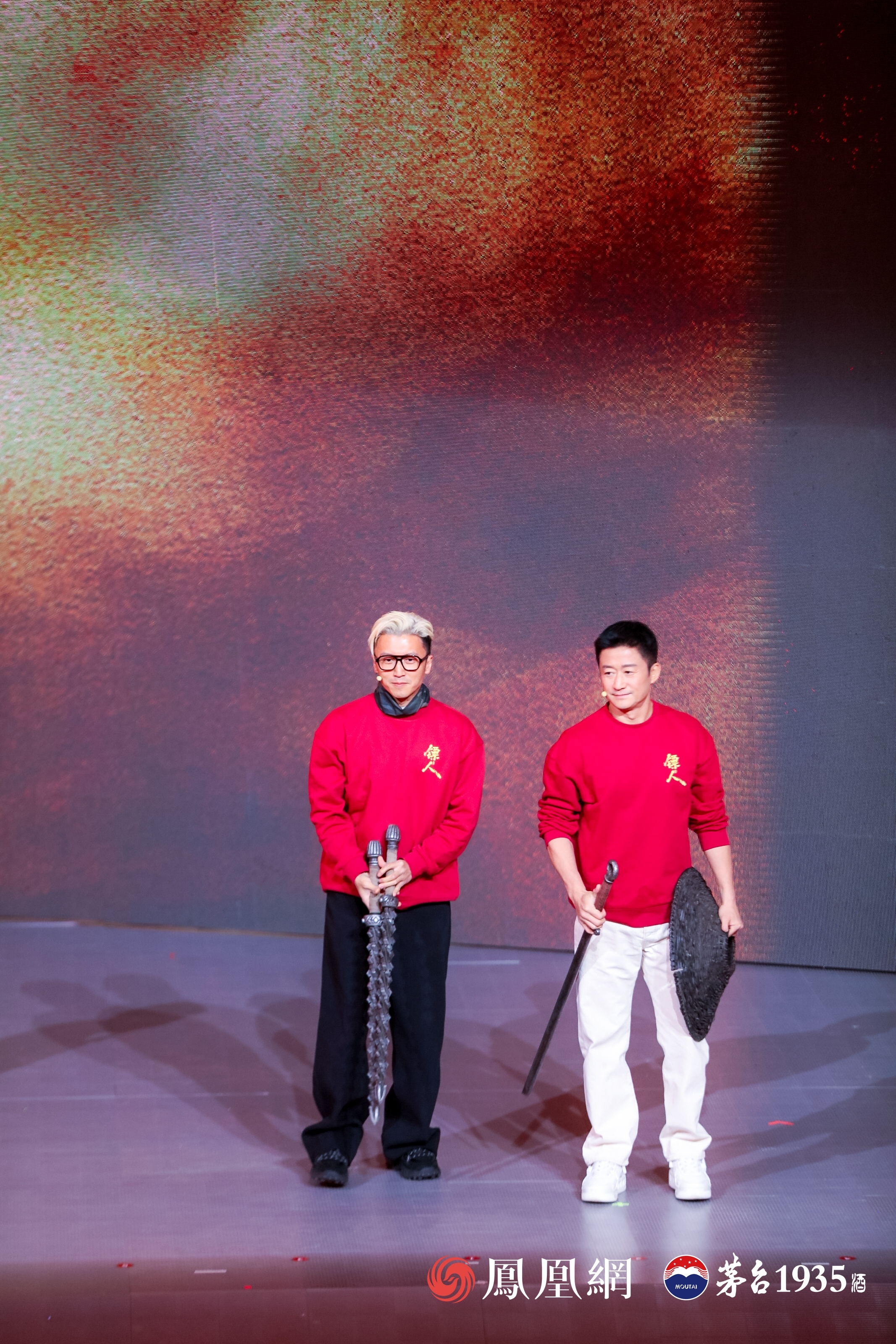 吴京和谢霆锋并肩，持兵器站姿挺拔。