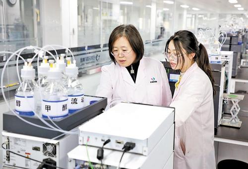 2月10日，魏赛丽（左）与同事分析实验结果。本报记者 史晟全摄
