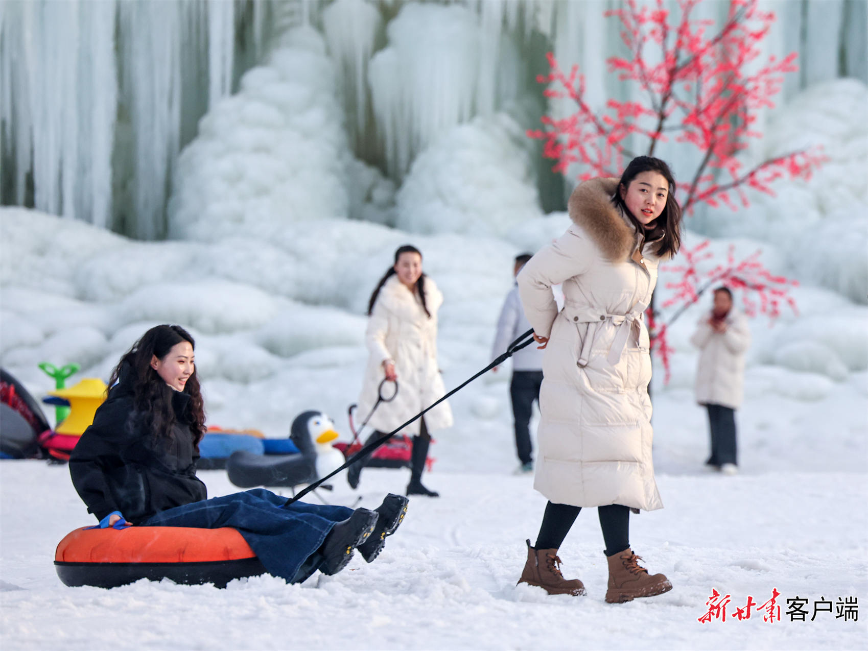 游客在青鹃山冰瀑大世界游玩　新甘肃&middot;甘肃日报记者　冯乐凯