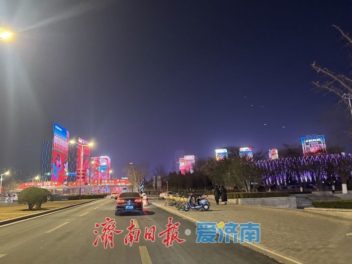 流光溢彩贺新春 济南CBD马年灯光秀点亮经十路