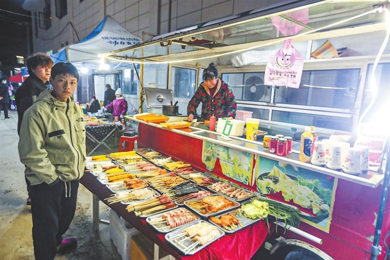 场外夜宵也红火。