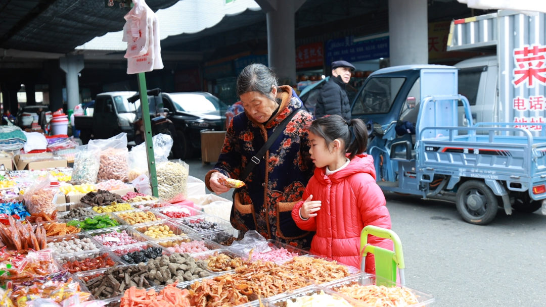 ▲市民在挑选年味小零食