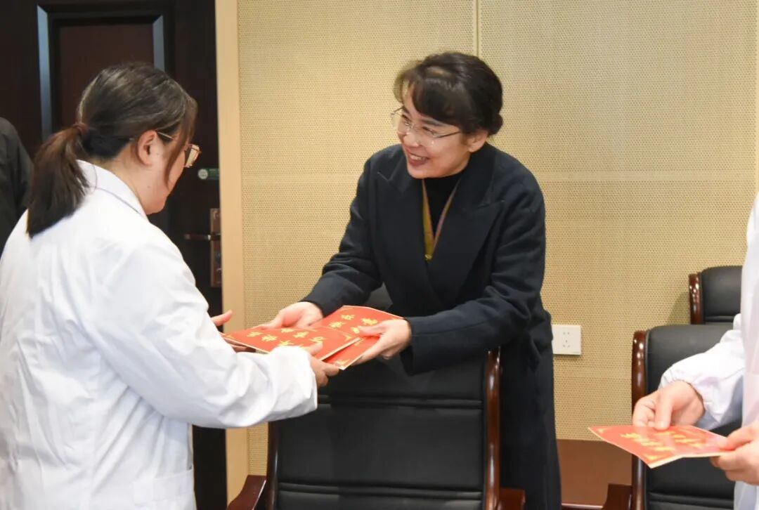 市人民政府副市长袁世平为常德一医医务人员送上慰问金