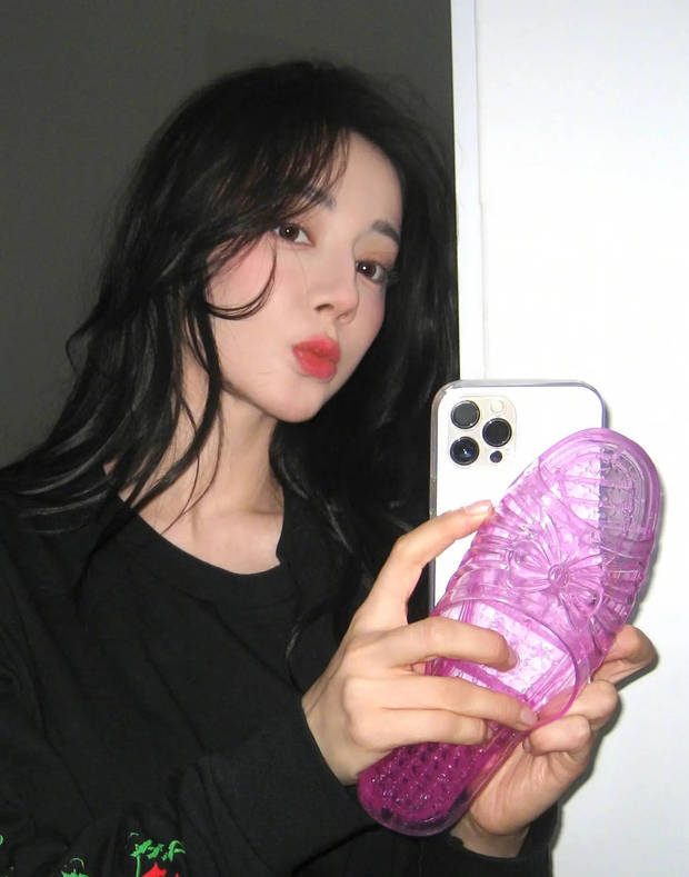 迪丽热巴嘟嘴卖萌，可爱养眼。