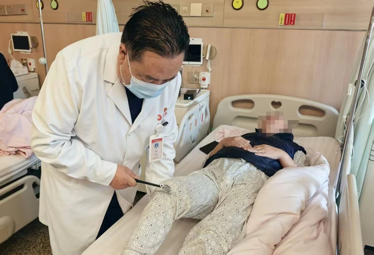 神经内科二病区徐德民主任为李师傅查体