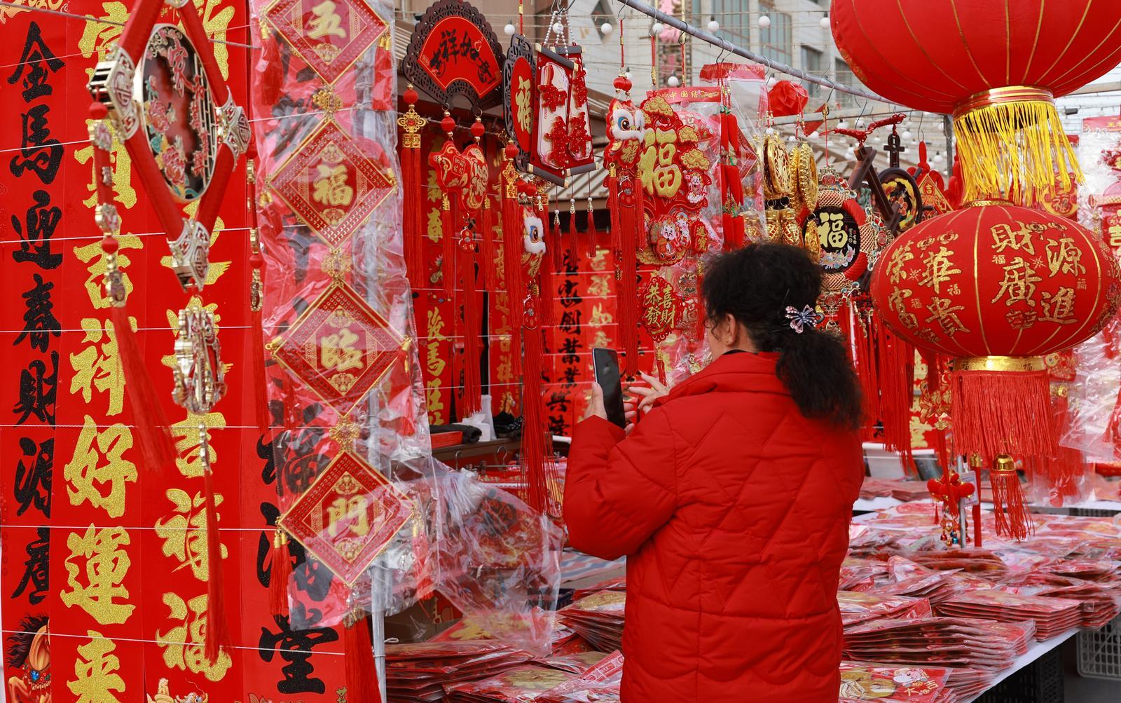 火红饰品迎新春　甘肃金塔年味从这里开始